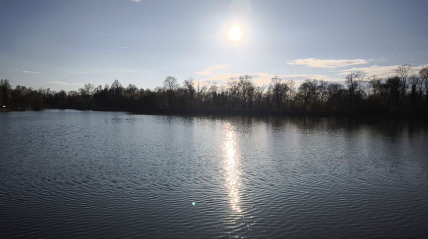 SEZONA JE POČELA! PRVI SUNČAN PROLJEĆNI DAN OKUPIO RIBOLOVCE NA JEZERU